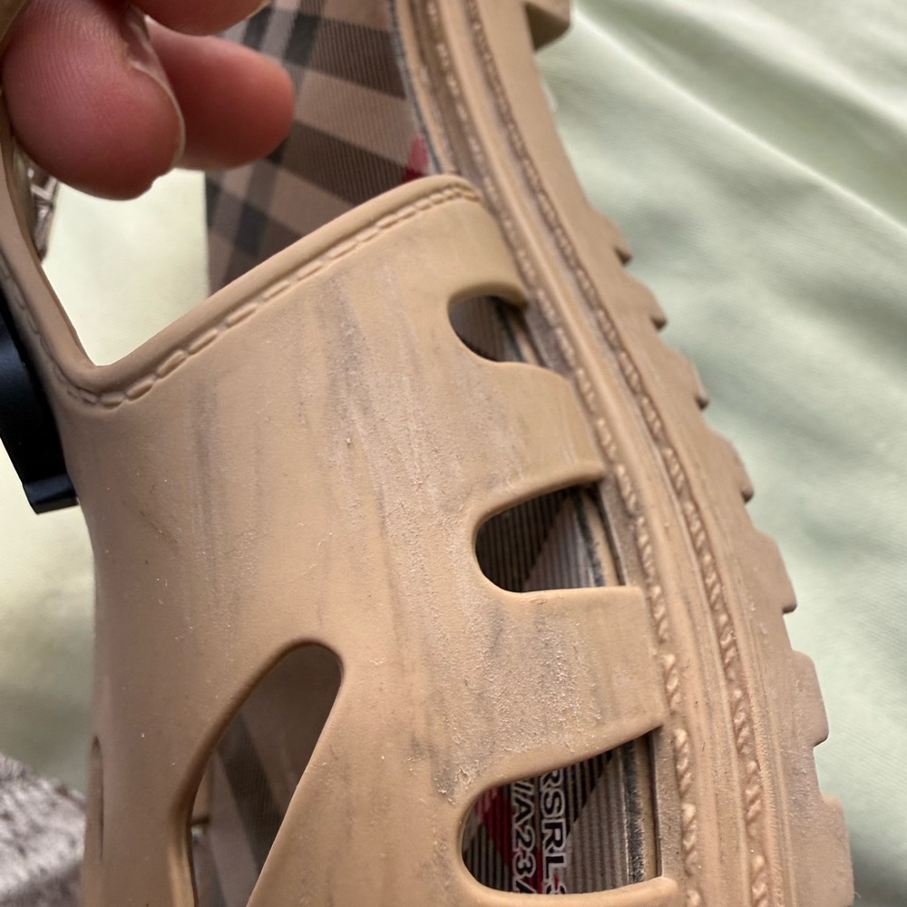 Burberry Kids Beige Sandals with Black Logo - Picture 5 of 8